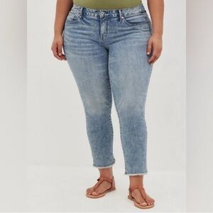 Torrid Cropped Boyfriend Light Blue Jeans frayed hem size 14 Vintage Stretch